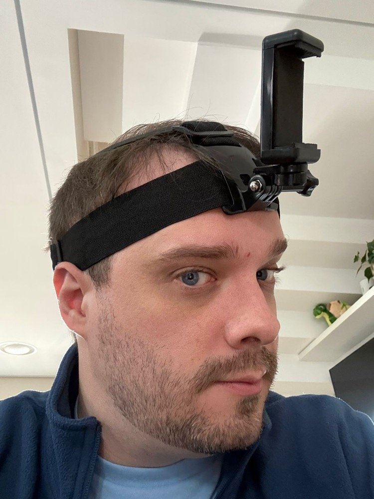 Bruno Monteiro com um suporte de celular preso à cabeça, gravando tarefas domésticas em primeira pessoa para testar uma plataforma de renda extra