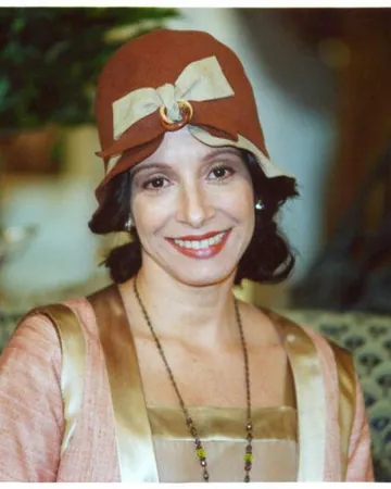 Dalva Lacerda Pinto (Bia Nunnes) em O Cravo e a Rosa