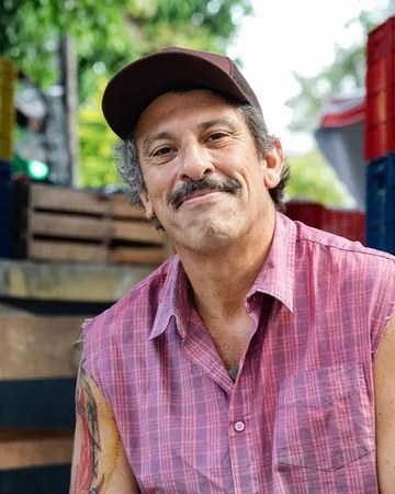 Juarez (Milhem Cortaz) em Por Você