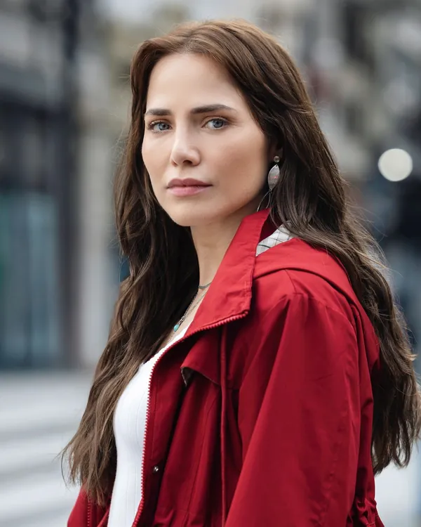 Adriana (Letícia Colin)