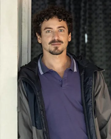 Carlos (Jesuíta Barbosa) em Quem Ama Cuida