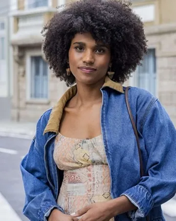 Elenice (Mariana Sena) em Quem Ama Cuida