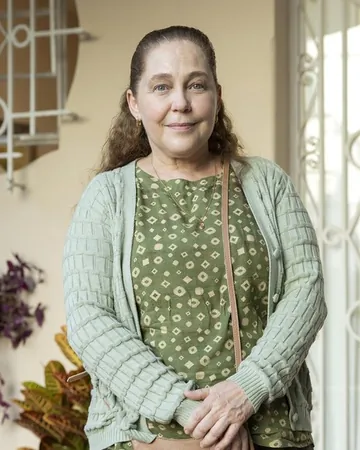 Elisa (Isabela Garcia) em Quem Ama Cuida