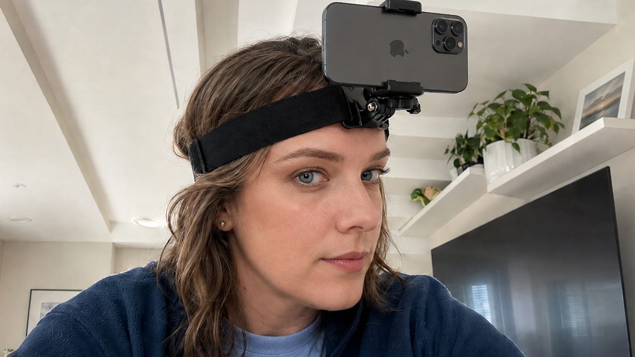 Celular preso na faixa de cabeça do kit da Hub, deitado na horizontal e apontando para baixo
