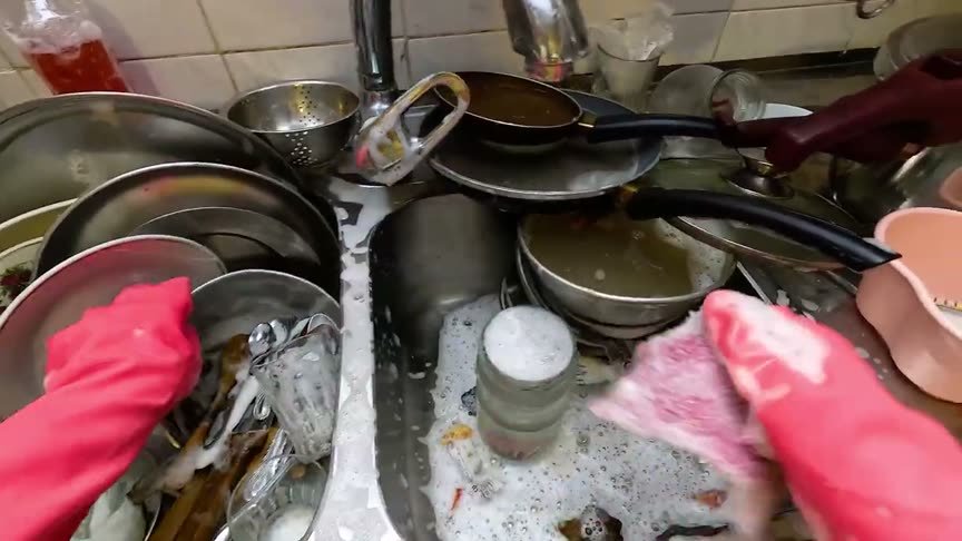 Esponja e espuma durante a lavagem da louça