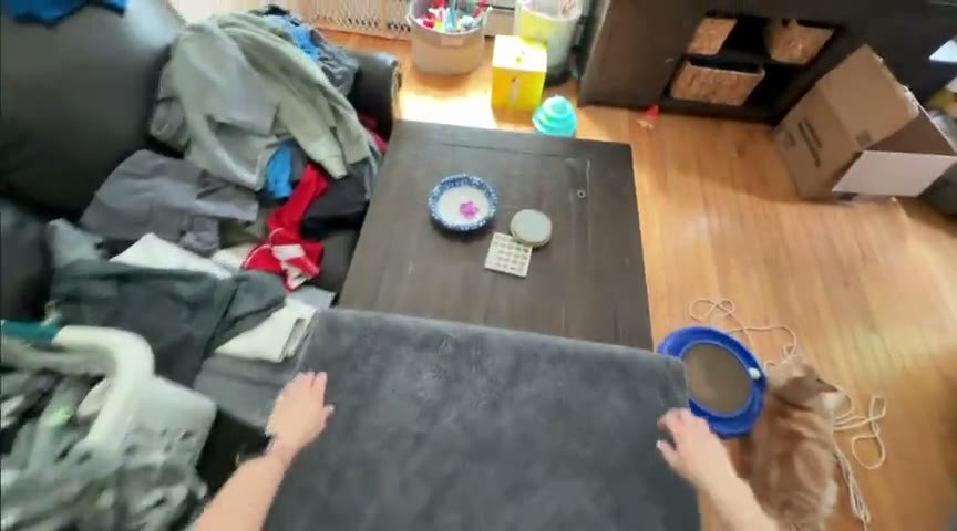 Gravando a tarefa de dobrar roupa em primeira pessoa, pelo celular