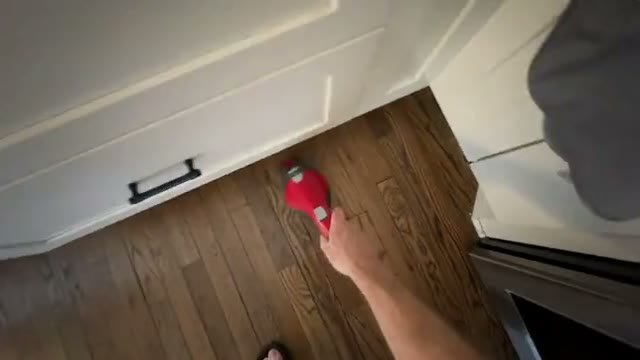 Limpeza de piso de madeira dentro de casa, gravada em primeira pessoa