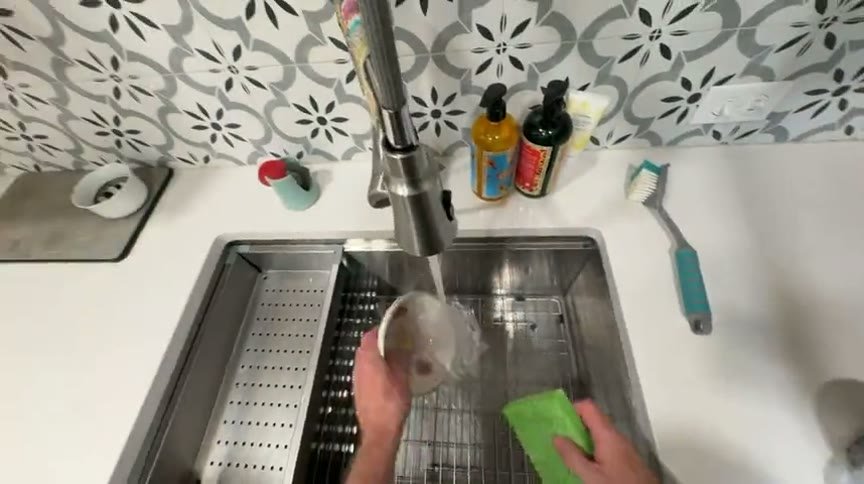 Lavando a louça em primeira pessoa