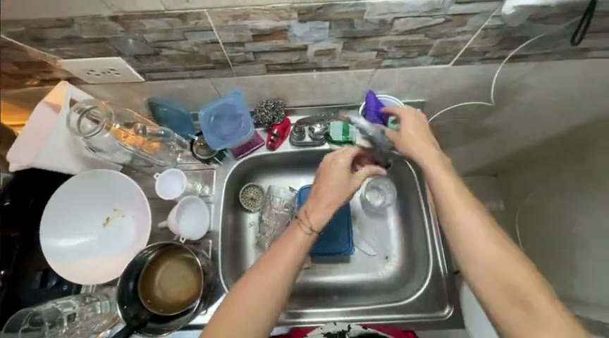 Limpando a pia em primeira pessoa