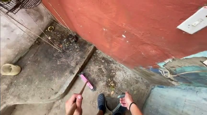Varrendo o chão em primeira pessoa